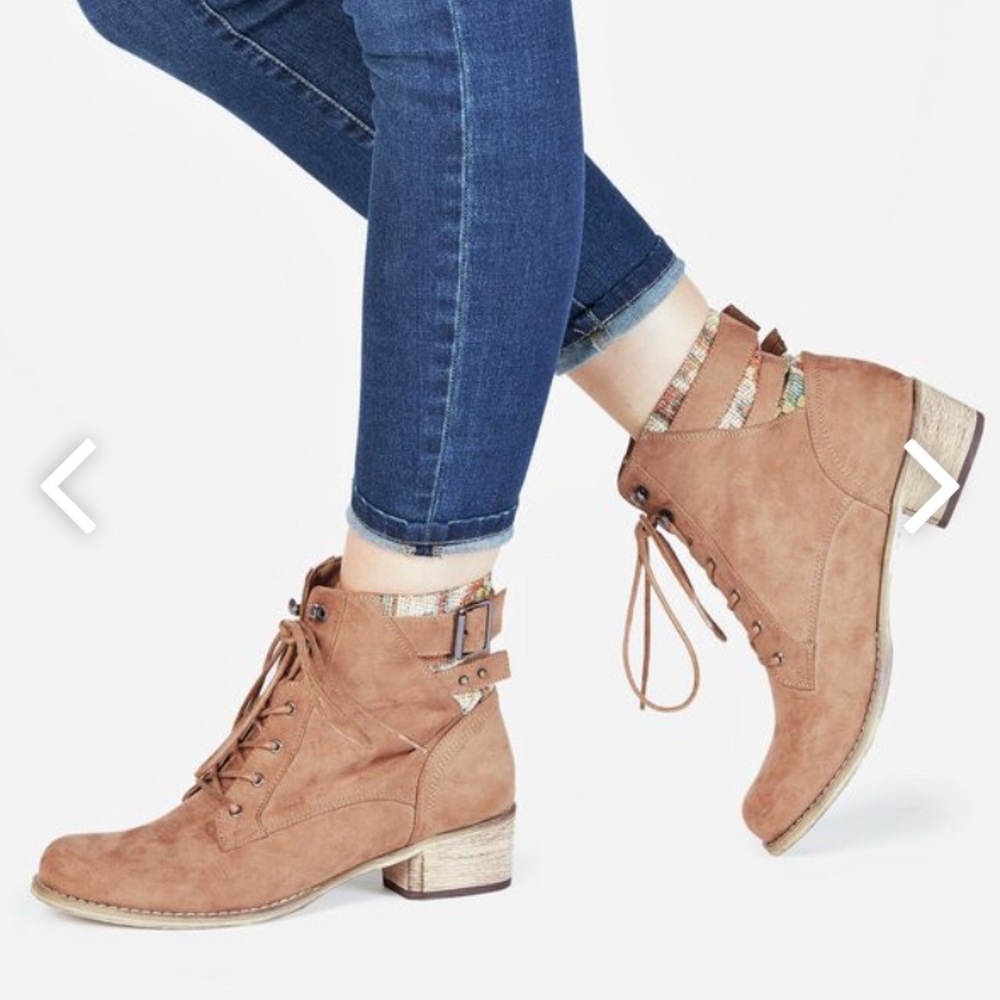 Tan lace up ankle boots.